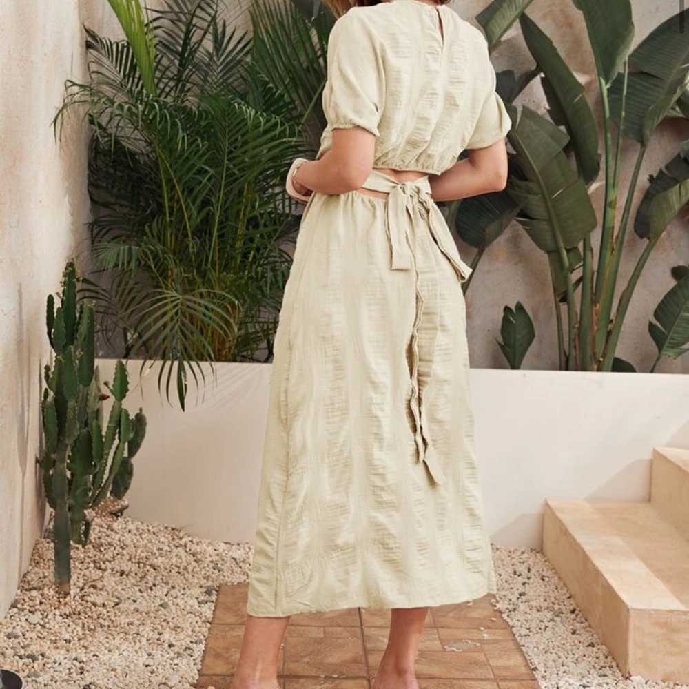 Elastic waist crinkle dress.